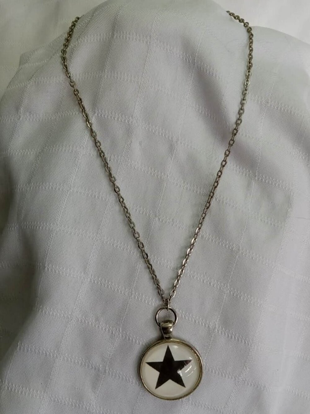 David Bowie'star handmade pendant with a silver colored chain